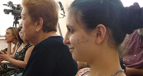 На щеке девушки написано "Шант" в знак поддержки участников акции. Фото Армине Мартиросян для "Кавказского узла"