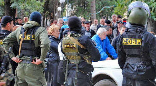 Задержание братьев Пухаевых. Цхинвал, 11 июля 2014 г. Фото: RFE/RL http://www.ekhokavkaza.com/