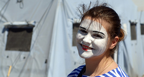 Клоун-мим в лагере беженцев. Фото Олега Пчелова для "Кавказского узла"