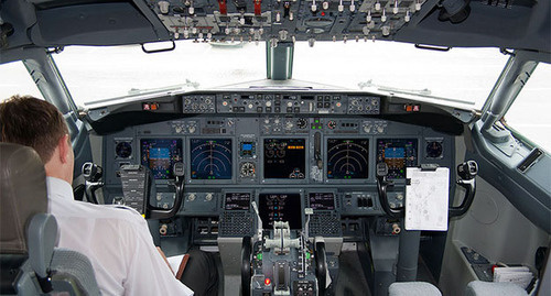 Пилот в кабине самолёта. Фото: http://basel.aero/press-center/photo/spotting-aeroport-krasnodar-aprel-2012/?PAGEN_1=2