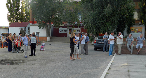 Многие жители поселка наблюдали за митингом на лавочках. Фото Татьяны Филимоновой для "Кавказского узла"