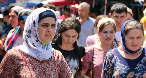 Женщины в хиджабах на центральном рынке Грозного, июль 2014. Фото Магомеда Магомедова для "Кавказского узла"
