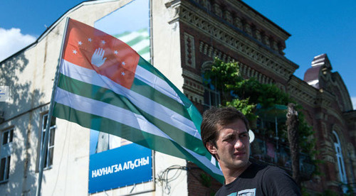 Флаг Абхазии. Сухум, май 2014 г. Фото: Нина Зотина, Наталья Евсикова http://www.yuga.ru/
