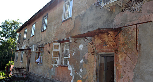 Обветшалый жилой дом сотрудников.  Фото Светланы Кравченко для "Кавказского узла"