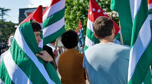 Флаги Абхазии. Сухум, май 2014 г. Фото © Нина Зотина, ЮГА.ру