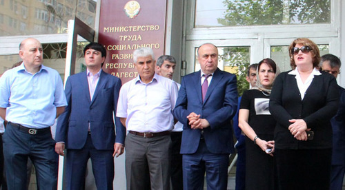 Али Исламов (крайний слева) и Антонина Идрисова (крайняя справа). Фото: министерство финансов Республики Дагестан http://minfin.e-dag.ru/