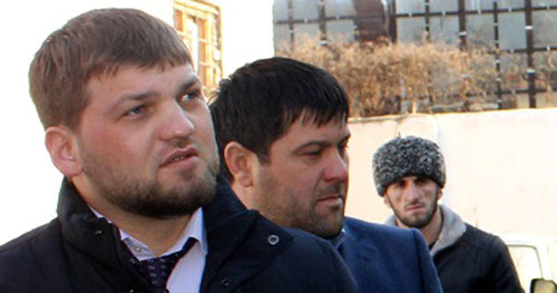 Идрис Черхигов (слева). Грозный, январь 2013 г. Фото: ГУ МЧС России по Чеченской Республике http://www.95.mchs.gov.ru/