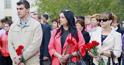 Участники траурных мероприятий в годовщину теракта 1999 года. Волгодонск, 16 сентября 2014 г. Фото: официальный сайт Администрации города Волгодонска http://volgodonskgorod.ru/node/9215