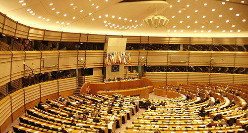Зал пленарных заседаний Брюссельской резиденции Европейского парламента. Фото: https://ru.wikipedia.org/wiki/Европейский_парламент
