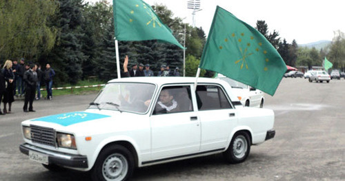 Черкесские флаги. Нальчик, апрель 2013 г. Фото Людмилы Оразаевой для "Кавказского узла"