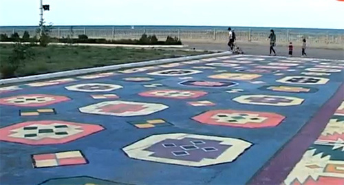 Дагестанский орнамент изображен красками на асфальте перед входом на выставку. Фото: стоп-кадр репортажа РГВК "Дагестан"  http://rgvktv.ru/news/26728