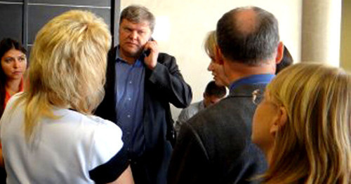Сергей Митрохин (в центре) перед заседанием суда. Краснодар, 24 сентября 2014 г. Фото http://ewnc.org/node/14974