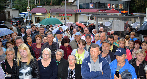 Участники схода 30 сентября на площади КСМ. Фото Светланы Кравченко для "Кавказского узла"