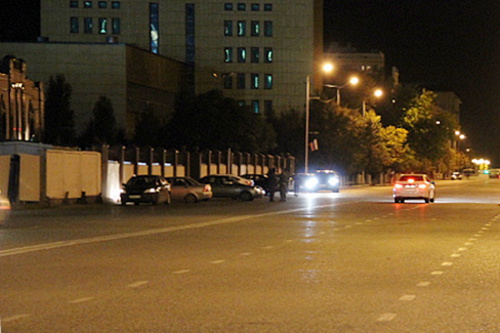 Грозный, вечер 5 октября 2014 года. Проспект Хусейна Исаева, слева - здание концертного зала, у которого произошел взрыв. Фото Магомеда Магомедова для "Кавказского узла"