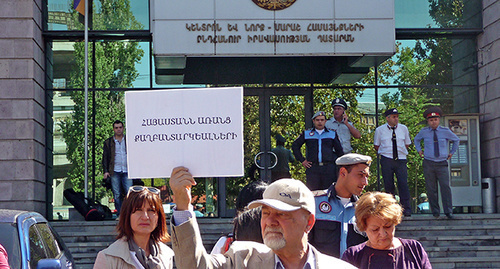 Надпись на плакате: "Армения без политзаключенных".  Фото Армине Мартиросян для "Кавказского узла" 