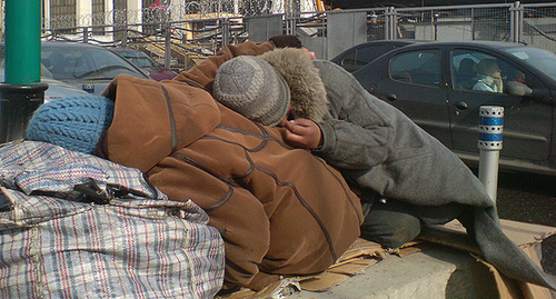 Бомжи спят на улице. Фото Сергея Дороховского, https://ru.wikipedia.org/wiki/%D0%91%D0%BE%D0%BC%D0%B6#mediaviewer/File:Beggars-sleep-near-the-LUKOIL.jpg 