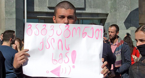 Надпись на плакате участника акции: услышьте голос женщины. Фото Эдиты Бадасян для "Кавказского узла" 