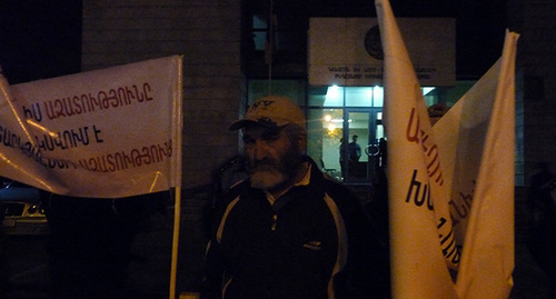 Сторонники Шанта Арутюняна перед зданием суда, где выносится вердикт активистам.  Фото Армине Мартиросян для "Кавказского узла"