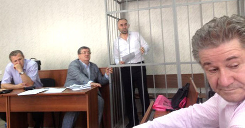 Курман-Али Байчоров (в центре) в зале суда. Фото:  Информационно-аналитический канал ANSAR http://www.ansar.ru/sobcor/2014/08/26/52798