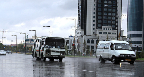 Движение транспорта на улице Грозного. Фото Магомеда Магомедова для "Кавказского узла"