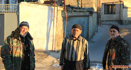 Жители посёлка Тарки. Фото Шамиля Шангереева, http://odnoselchane.ru/images/photogallery/cache/wm_2554_20130529_17.jpg