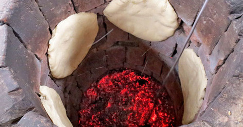 Выпекание хлеба в тонире. Фото Алвард Григорян для "Кавказского узла"