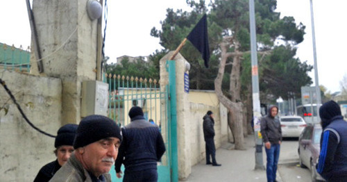 Возле ворот мечети в бакинском поселке Гарачухур. 26 ноября 2014 г. Фото: Информационное Агентство "Vesti.az" http://vesti.az/news/227214#ad-image-2