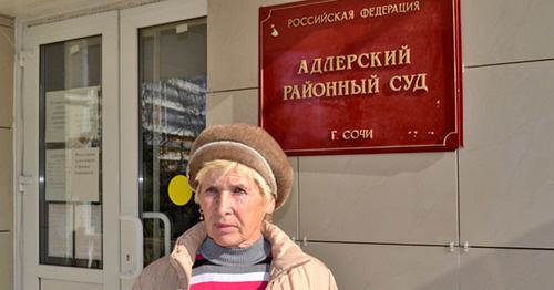 Жительница Сочи Людмила Савельева возле здания суда. Фото Светланы Кравченко для "Кавказского узла"