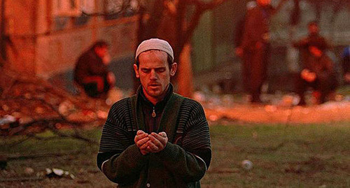 Чеченец молится в Грозном, январь 1995 г. Фото Михаила Евстафьева, https://upload.wikimedia.org/wikipedia/commons/thumb/7/7b/Evstafiev-chechnya-prayer3.jpg/640px-Evstafiev-chechnya-prayer3.jpg