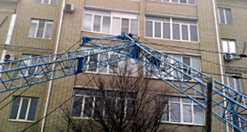 Башенный кран упал на балкон жилого дома. Фото: http://www.08.mchs.gov.ru/upload/site34/U7AQOGJKa0-big-350.jpg