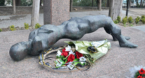 Памятник жертвам Латской трагедии в 1992 году, Гудаута, Абхазия. Фото:  kasper, http://www.esosedi.ru//fiber/117299/fit/1400x1000/memorial_zhertvam_latskoy_tragedii.png