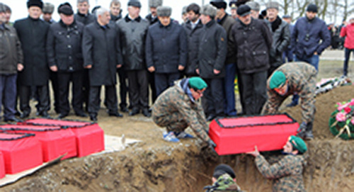 Перезахоронение останков 32 солдат Красной Армии, погибших в годы Великой Отечественной войны в боях с немецкими войсками. Фото: http://chechnya.gov.ru/pics/vov_12_2014.jpg