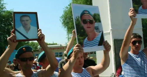 Жители города Пугачева во время акции протеста. Саратовская область, 8 июля 2013г. Фото: кадр из видеоролика, опубликованного на YouTube пользователем FreeNews Volga