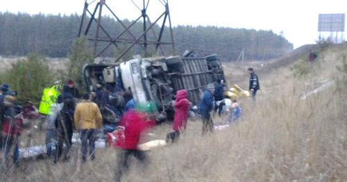 ДТП с участием междугороднего автобуса произошло на 440-м километре трассы М-4 "Дон". 19 декабря 2014 г. Фото: 48.mchs.gov.ru