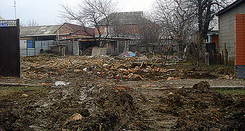 На месте одного из снесённых домов, принадлежащего семье боевика. http://www.memo.ru/uploads/files/1579.jpg
