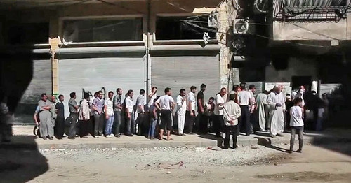 Жители Алеппо в очереди за хлебом. Сирия. Фото: Voice of America News https://ru.wikipedia.org