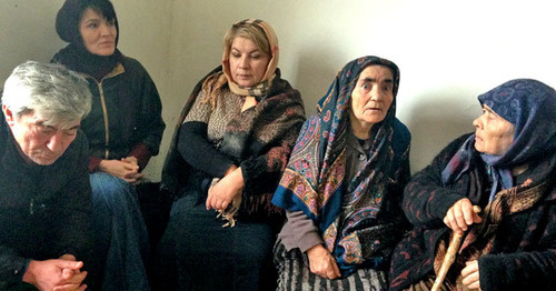 Жители Новолакского района - участники голодовки, требующие решить земельный вопрос. Дагестан, 24 декабря 2014 г. Фото Патимат Махмудовой для "Кавказского узла"