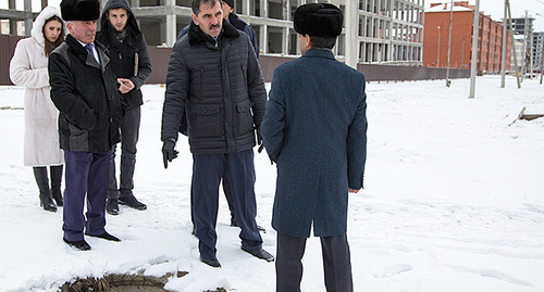 Юнус-Бек Евкуров (2-й справа) осматривает улицы Магаса. Фото: http://www.ingushetia.ru/photo/archives/021961.shtml