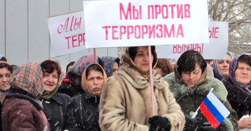 Участники митинга против терроризма. Село Магарамкент Магарамкентского района, 20 февраля 2012 г. Фото: Министерство по делам молодежи http://www.dagmol.ru/pub/novosti/miting_v_podderjku_putina_sobral_okolo_3000_c