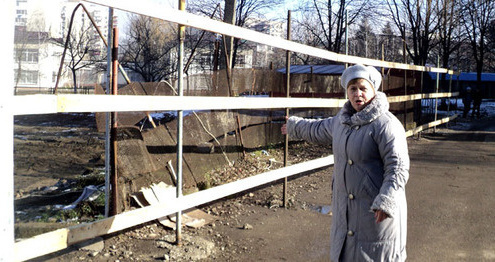Жительница Нальчика показывает подготовленную площадку под строительство многоэтажки. 15 января 2015 г. Фото Людмилы Маратовой для "Кавказского узла"