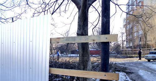 За железным забором находится площадка под строительство многоэтажного дома. Нальчик, 15 января 2015 г. Фото Людмилы Маратовой для "Кавказского узла"