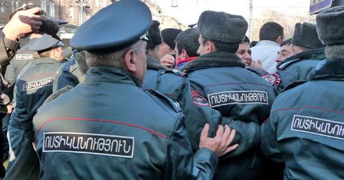 Сотрудники полиции во время акции протеста. Ереван, 15 января 2015 г. Фото Армине Мартиросян для "Кавказского узла"
