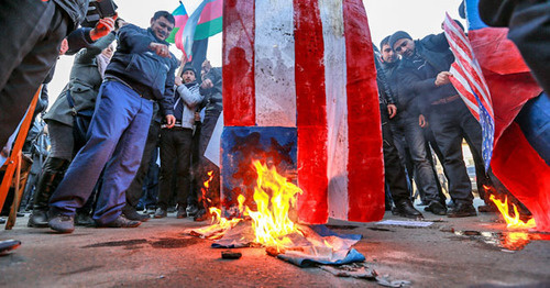 Жители Нардарана жгут флаги Франции, Израиля и США. 21 января 2015 г. Фото Азиза Каримова для "Кавказского узла"