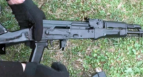 Автоматическое оружие в руках. Фото: http://nac.gov.ru/content/4255.html