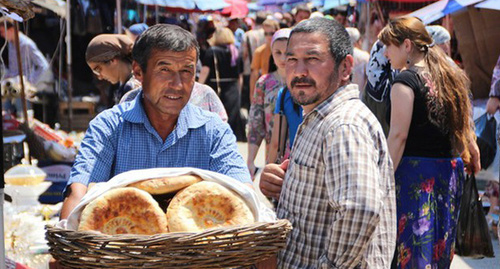 Гости из Средней Азии торгуют горячими лепешками на рынке "Беркат". Фото Магомеда Магомедова для "Кавказского узла" 