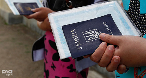 Украинский паспорт в руках переселенца. Фото: Эдуард Корниенко, ЮГА.ру, http://www.yuga.ru/media/3c/6c/ek_8026__hefdzn4.jpg