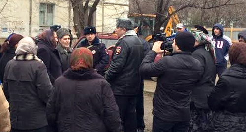 Полиция оттесняет протестующих жильцов от места строительства многоэтажки. Фото Тимура Исаева для "Кавказского узла"