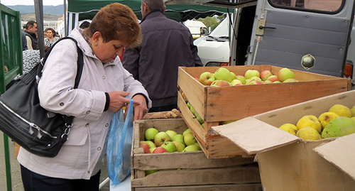 Продажа яблок на рынке. Фото Алвард Григорян для "Кавказского узла"