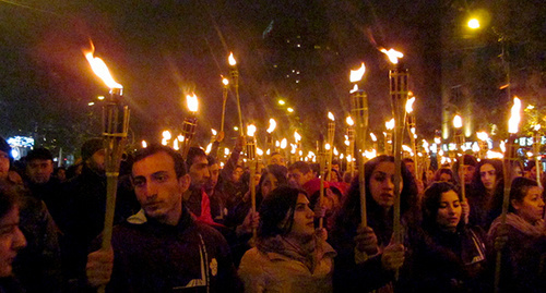 Участники шествия зажгли 500 факелов и 10 тысяч свечей. Фото Тиграна Петросяна для "Кавказского узла"