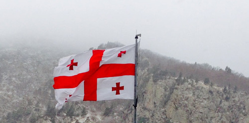 Грузинский флаг. Фото Ахмеда Альдебирова для "Кавказского узла"